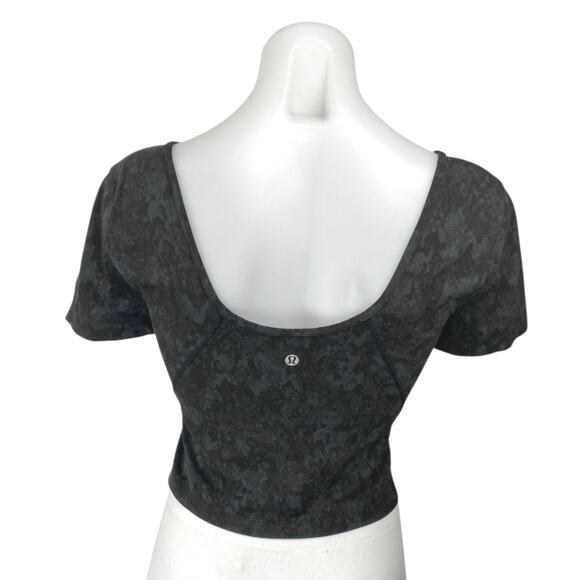 Lululemon Women's Black Camo Short Sleeve T Shirt Tee Athletic Crop Top Size 6 - Picture 2 of 3